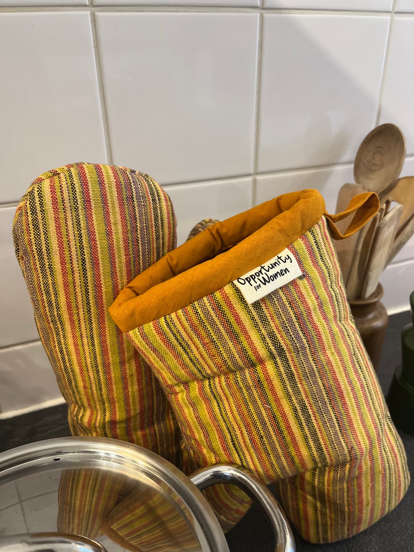 Gelbe Topflappen mit bunten Linien 