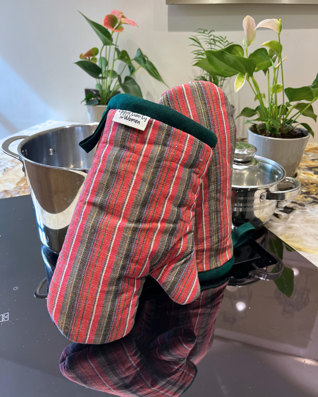 Rote und schwarze Ofenhandschuhe