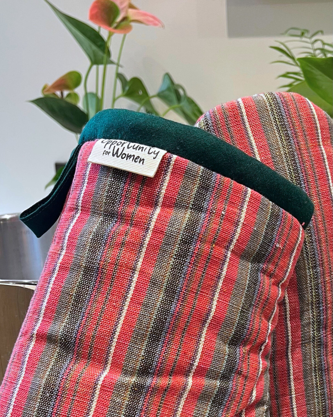 Rote und schwarze Ofenhandschuhe