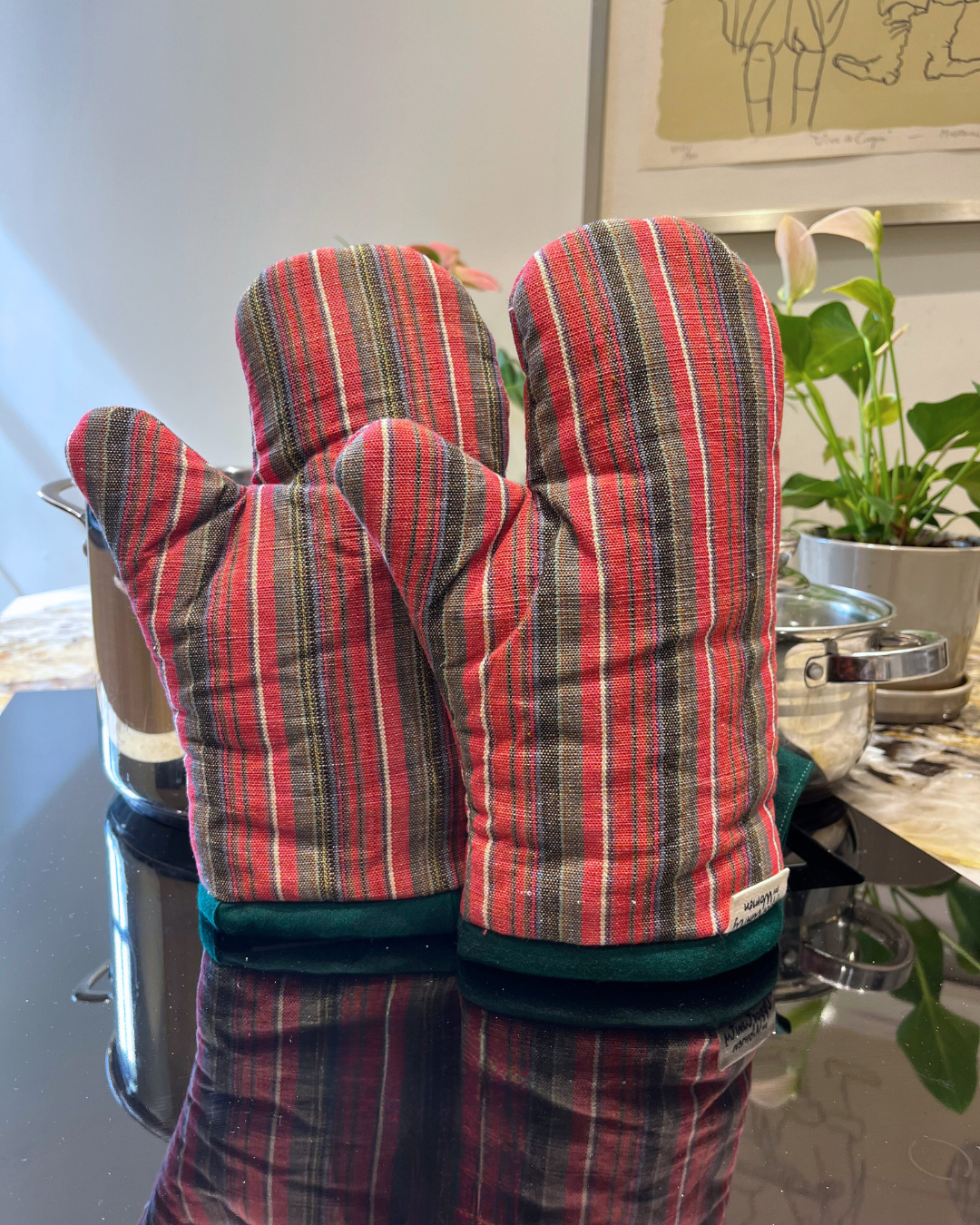 Rote und schwarze Ofenhandschuhe