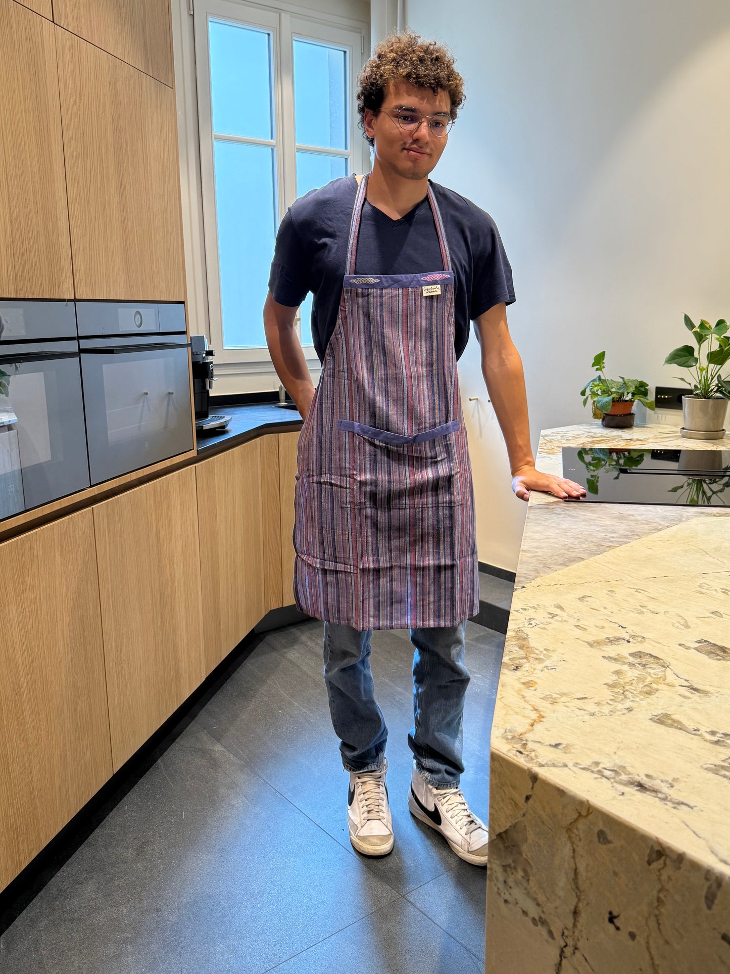 Tablier de cuisine bleu à lignes multicolores