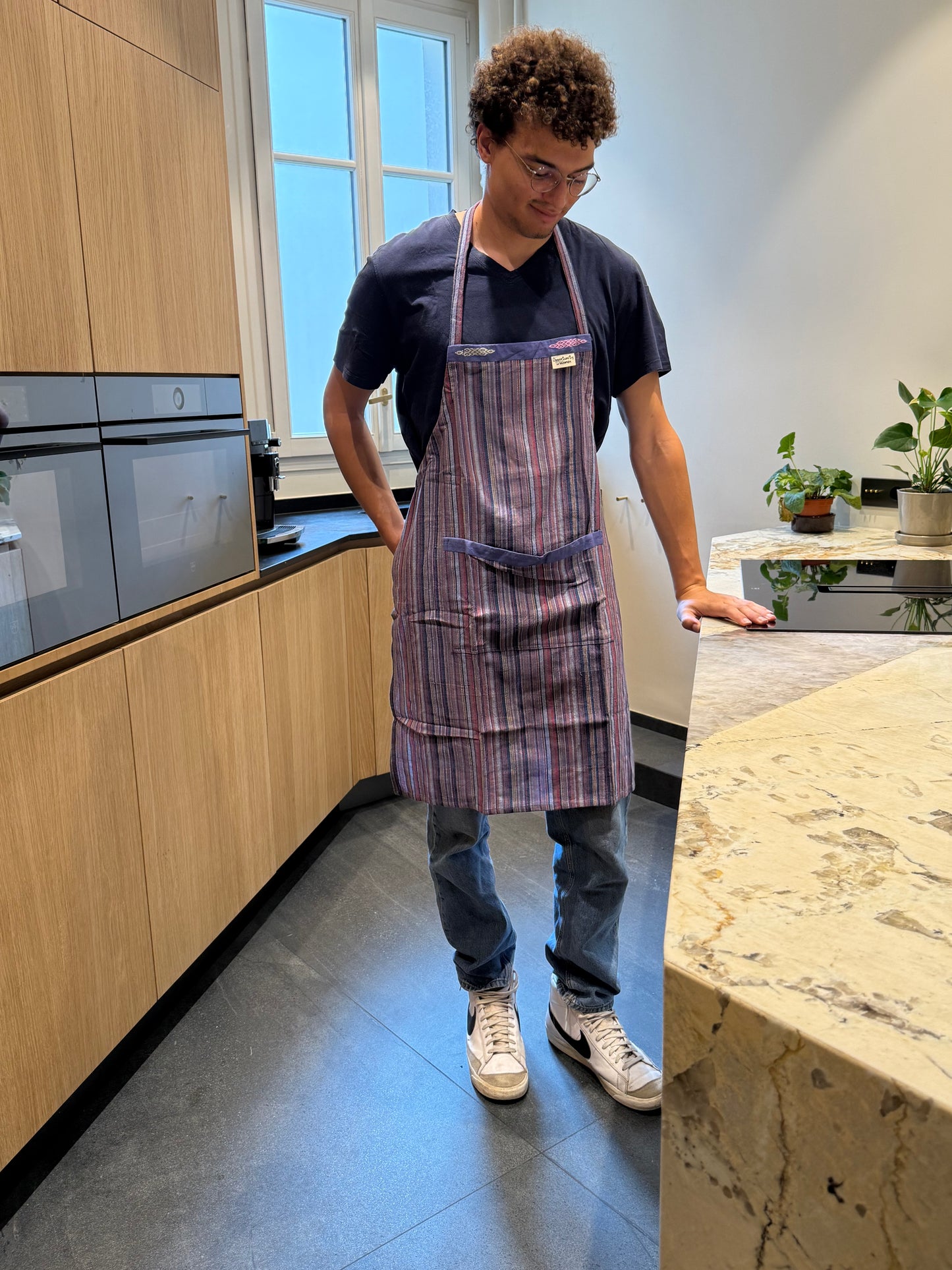 Tablier de cuisine bleu à lignes multicolores