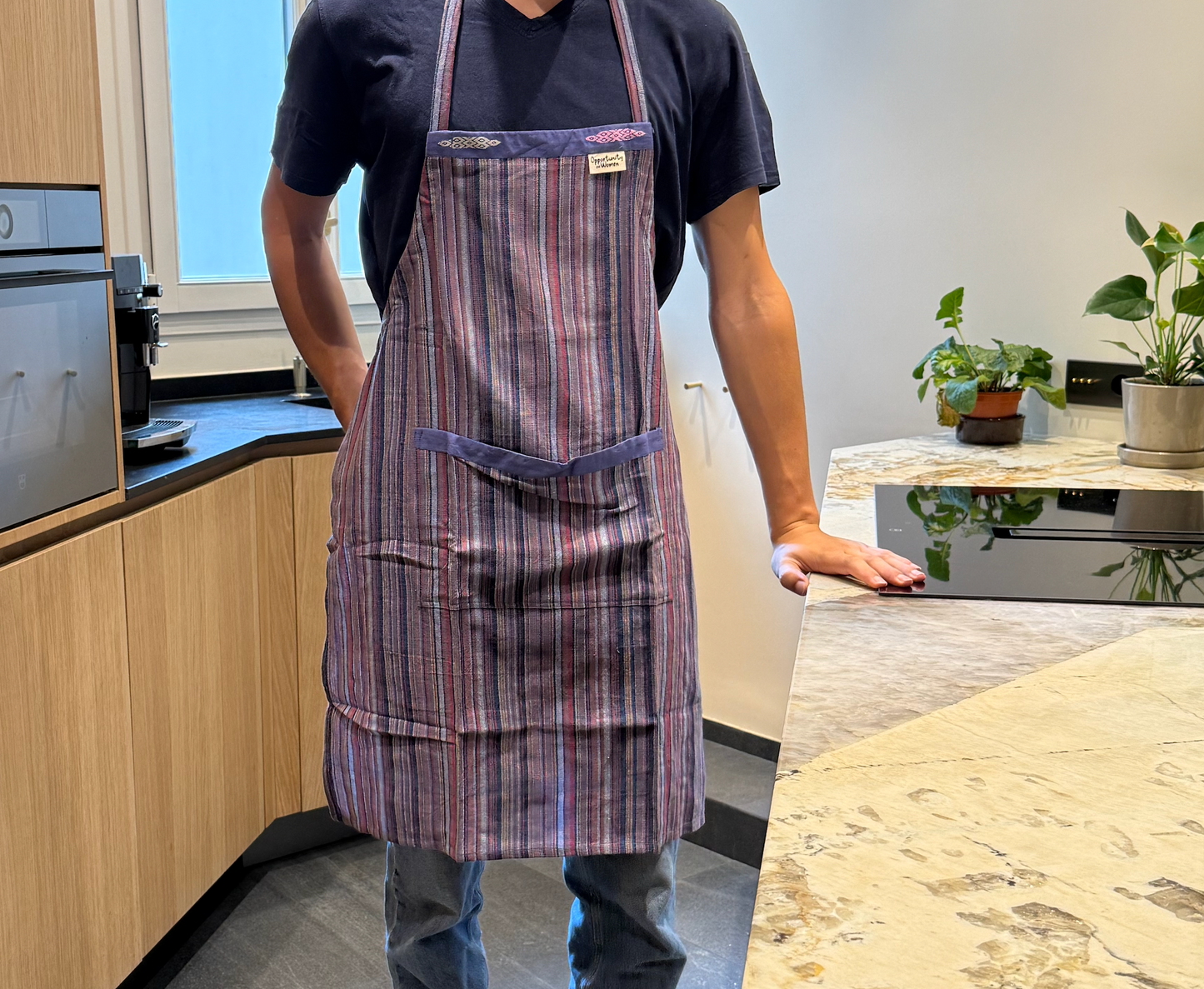 Tablier de cuisine bleu à lignes multicolores