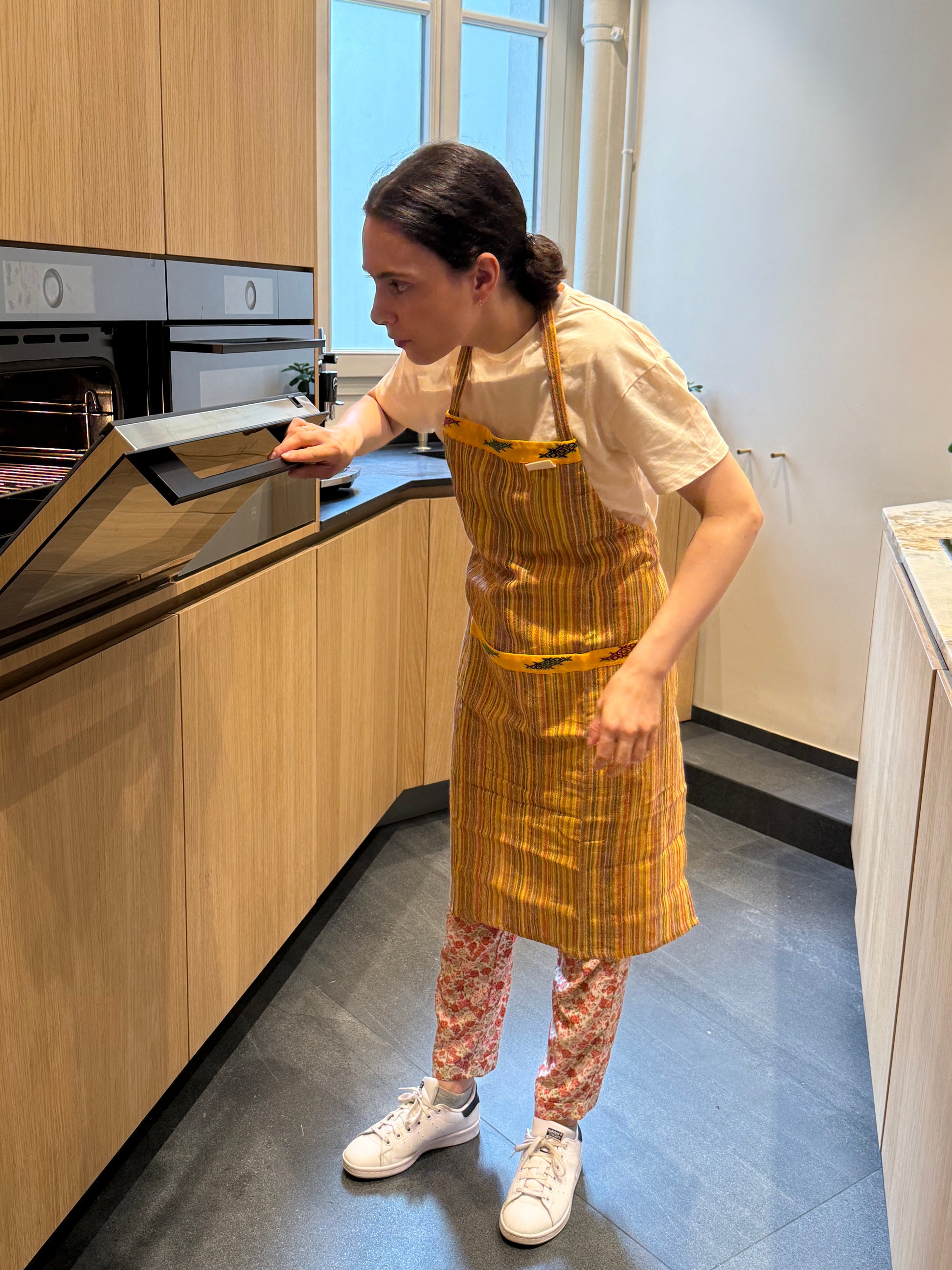 Gelbe Küchenschürze mit bunten Linien – Opportunity for Women