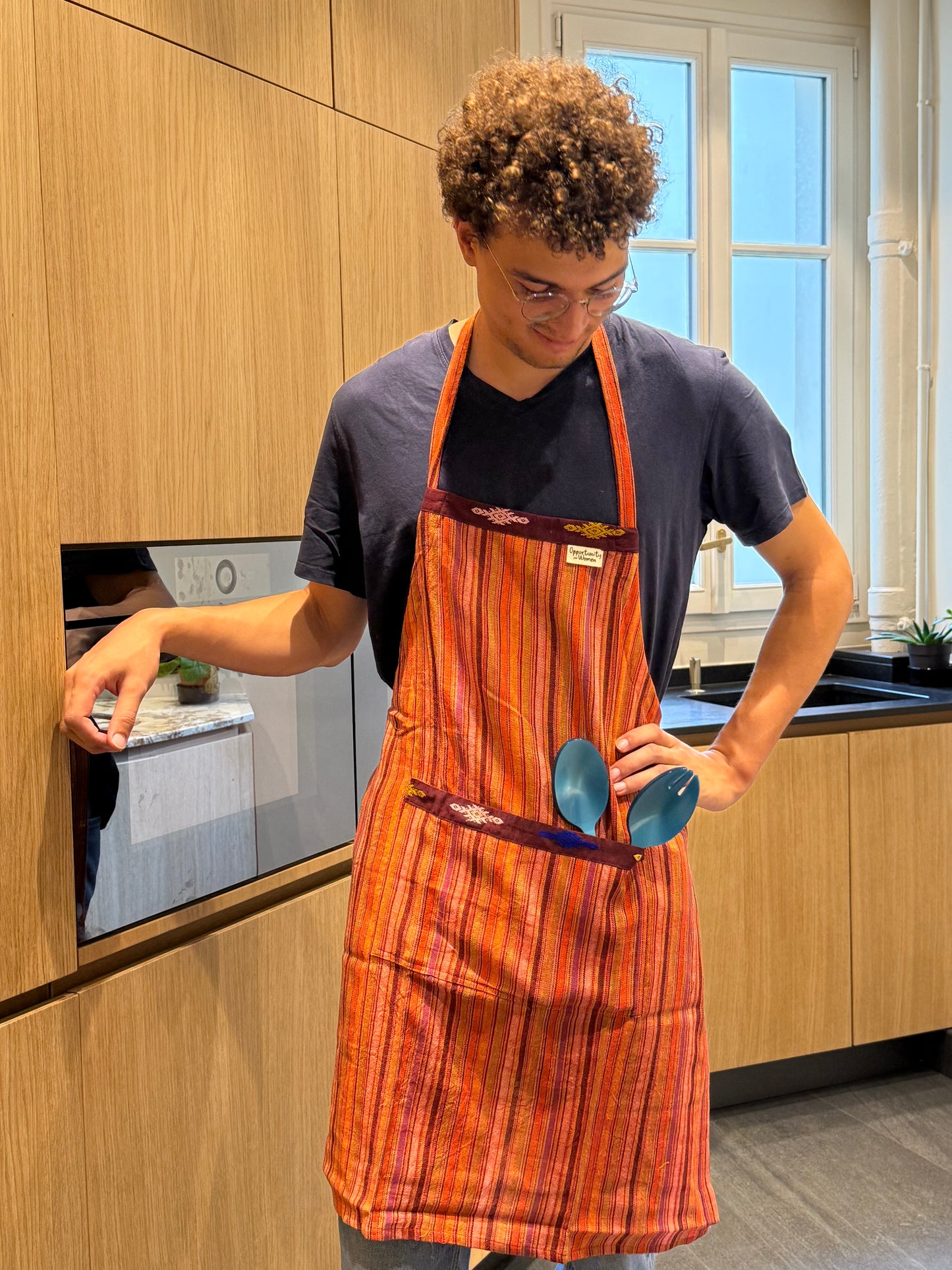 Tablier de cuisine rouge à lignes multicolores