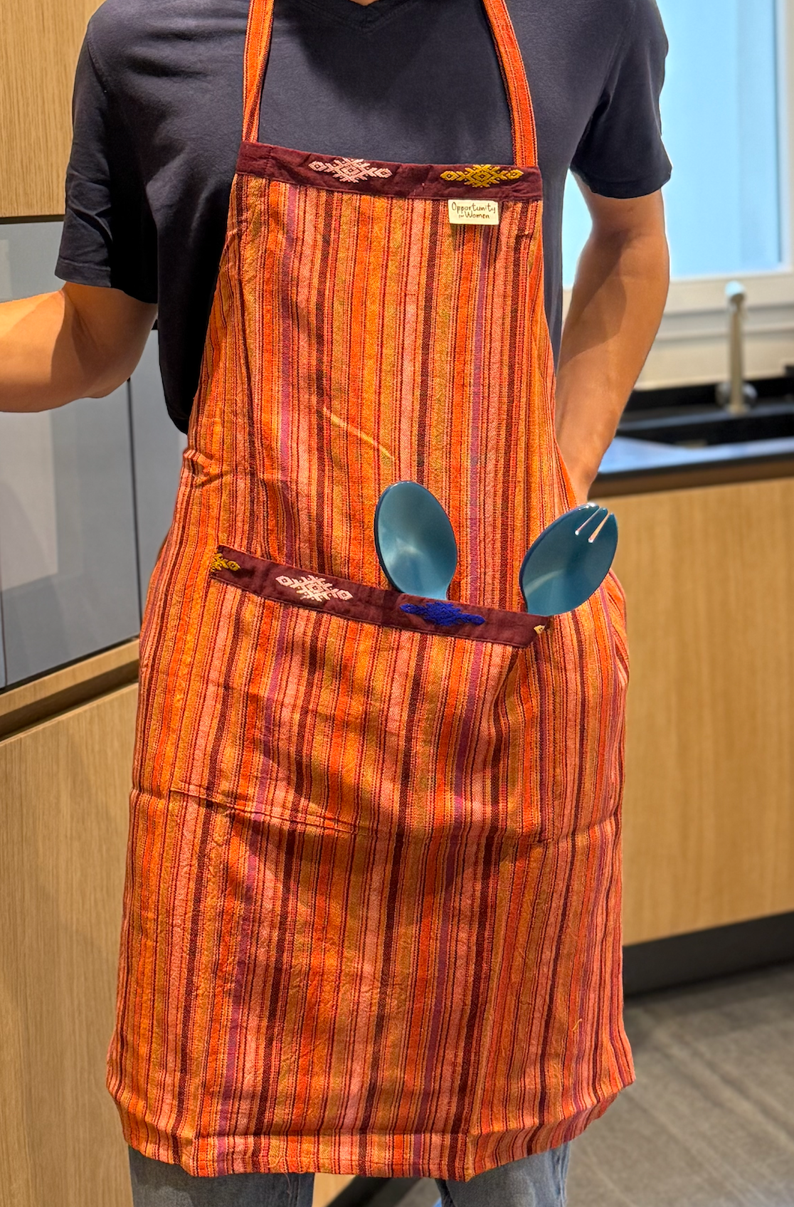 Tablier de cuisine rouge à lignes multicolores