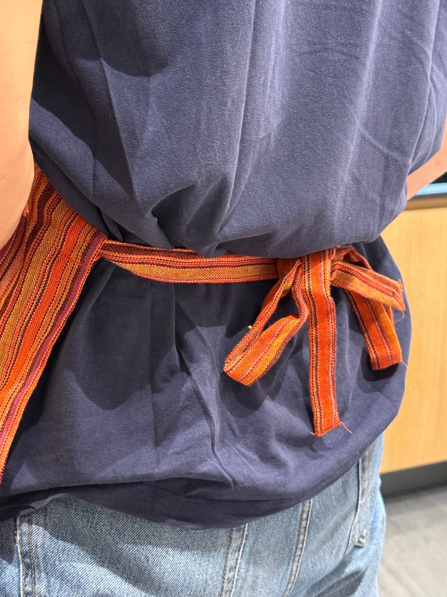 Tablier de cuisine rouge à lignes multicolores