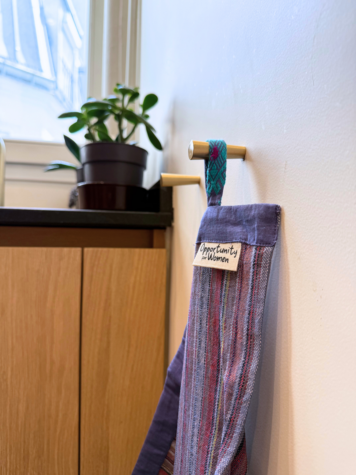 Blaues Küchentuch mit bunten Linien