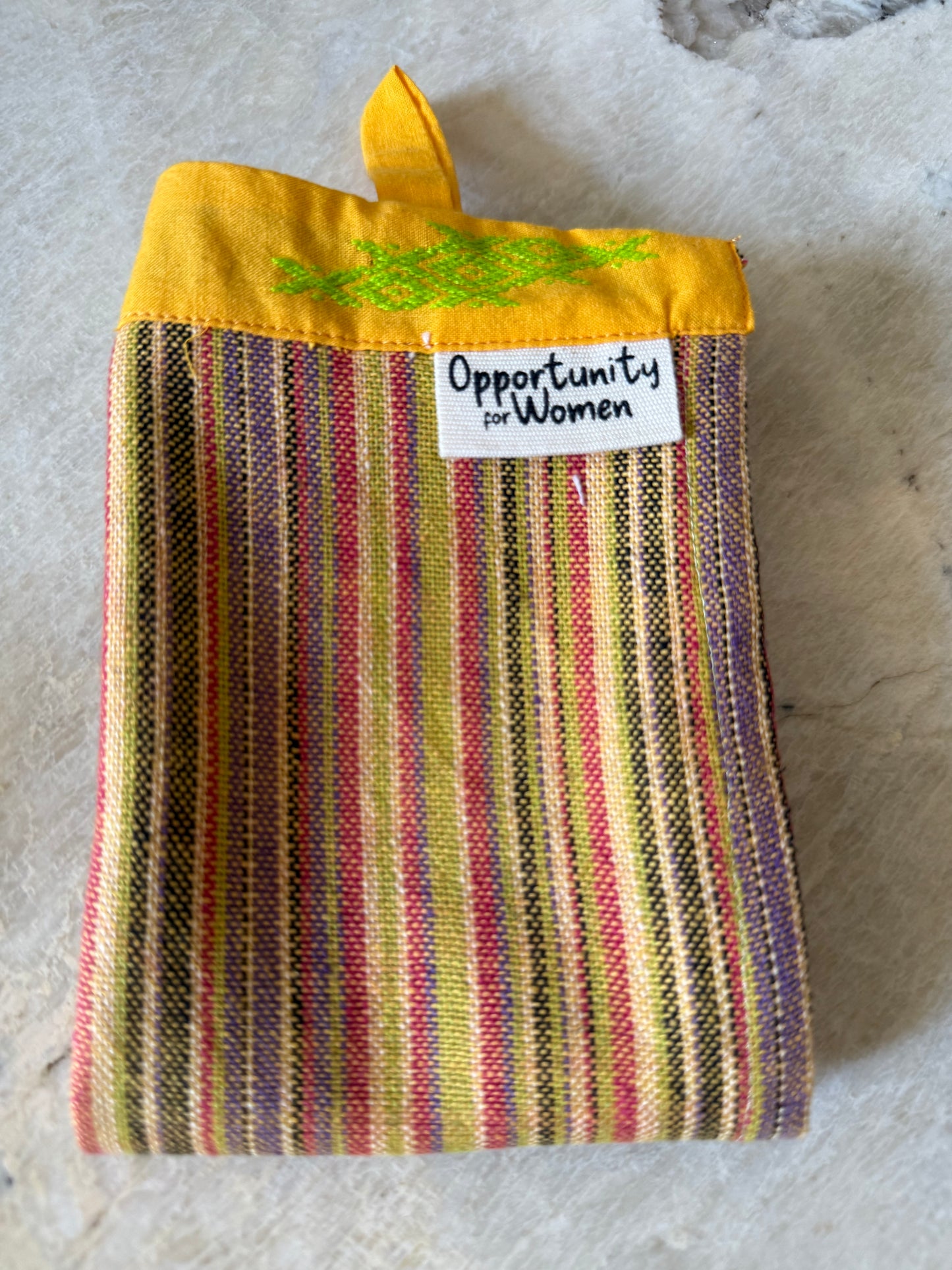 Torchon de cuisine jaune à lignes multicolores