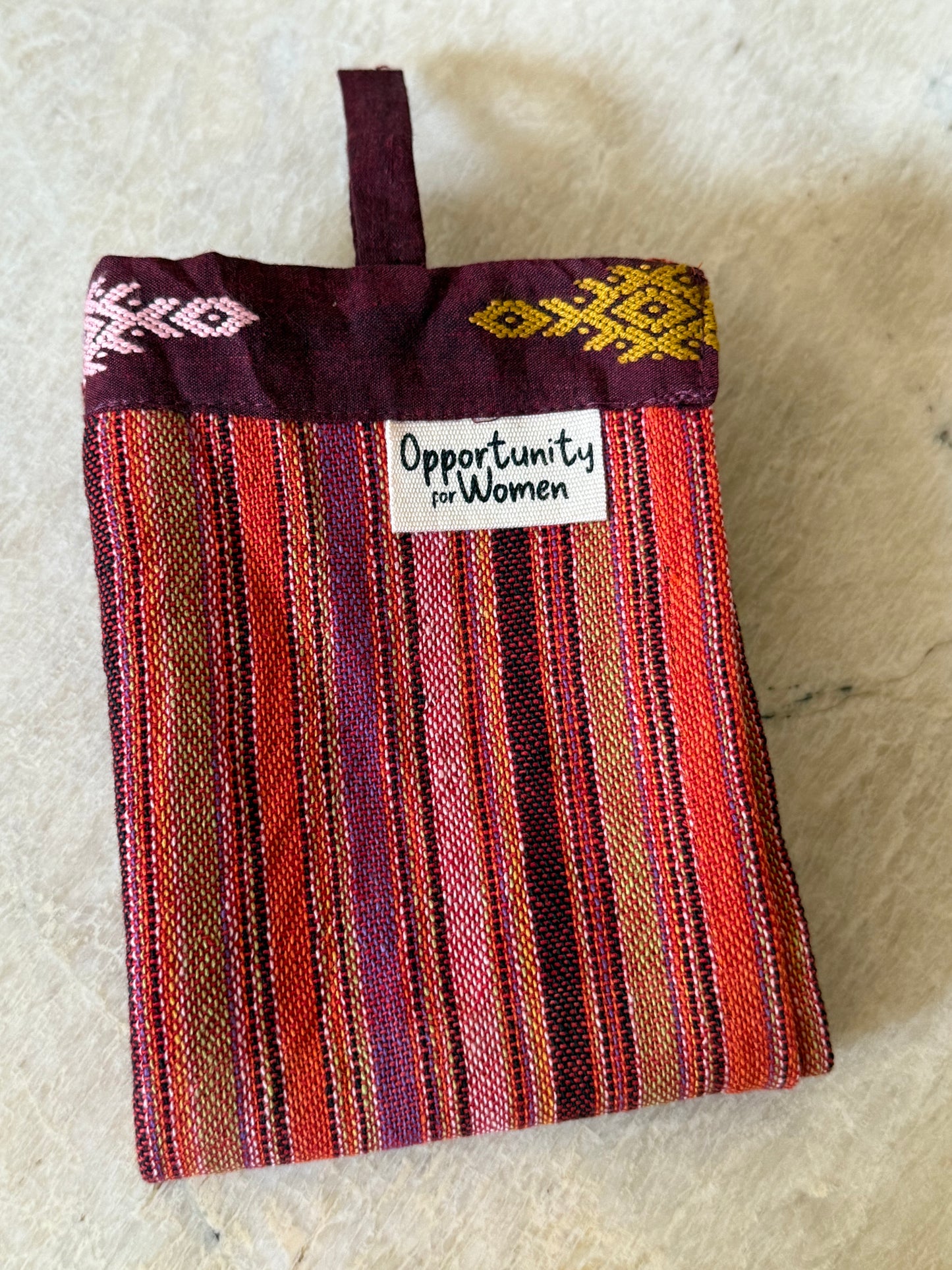 Torchon de cuisine rouge à lignes multicolores