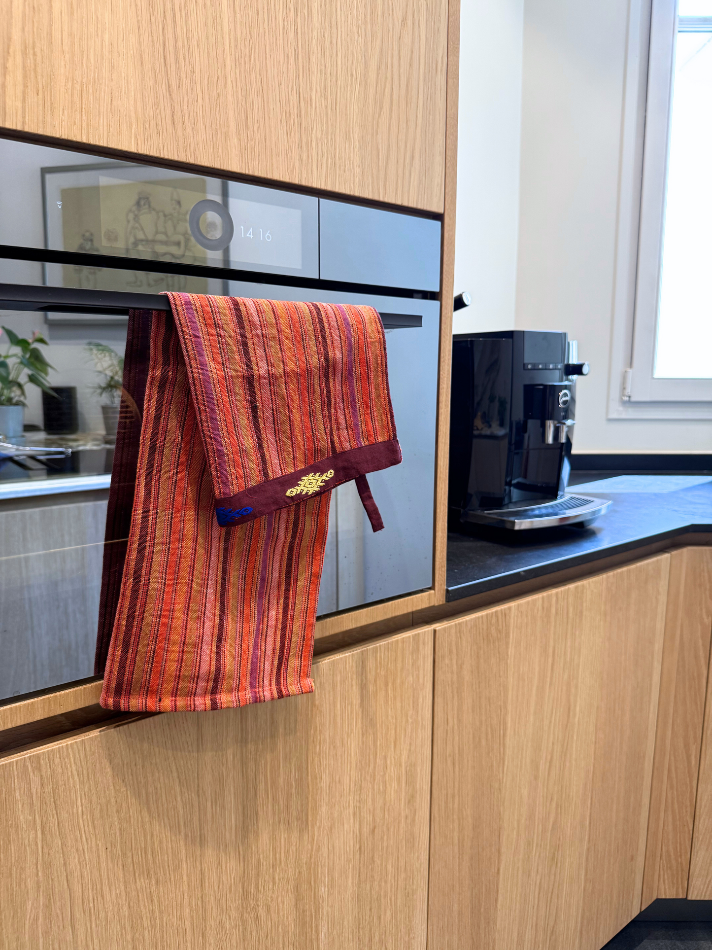 Torchon de cuisine rouge à lignes multicolores