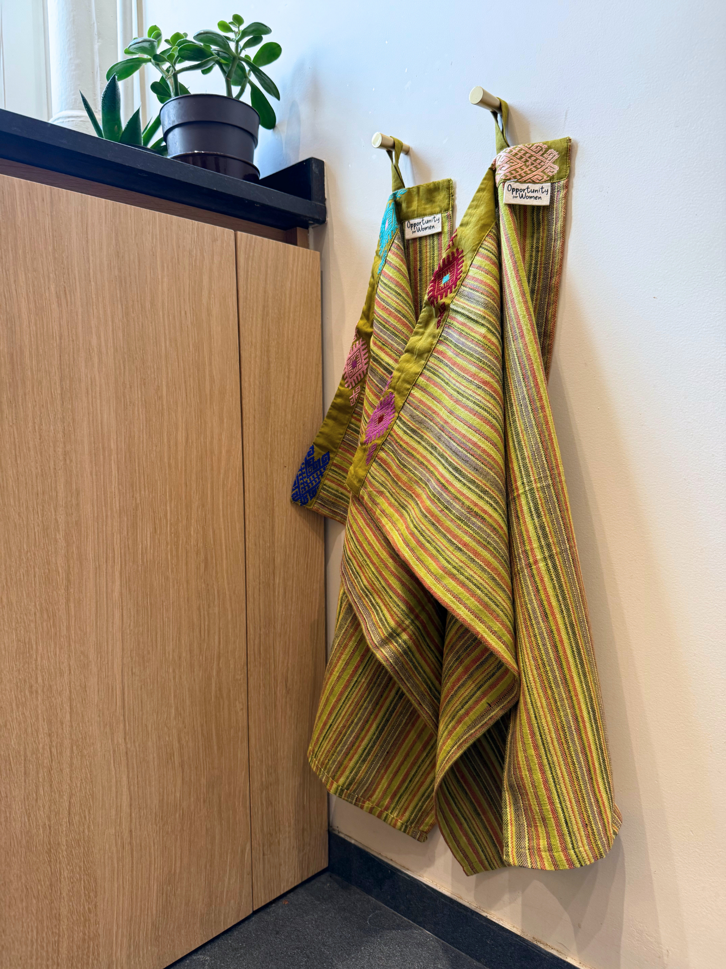 Torchon de cuisine vert à lignes multicolores